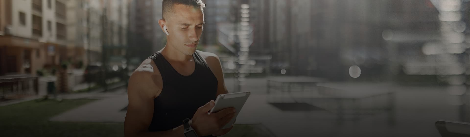 Atleta consultando informações de um evento em um tablet